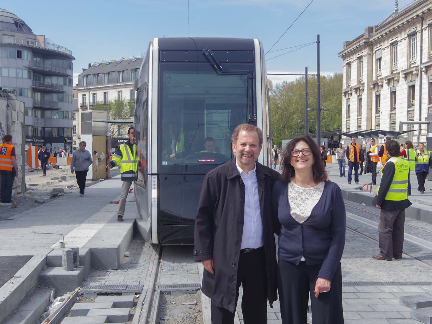 Alain Devineau, adjoint au maire de Tours, et Régine Charvet-Pello, fondatrice de l'agence RCP à l'origine du design du tramway le 29 avril 2013