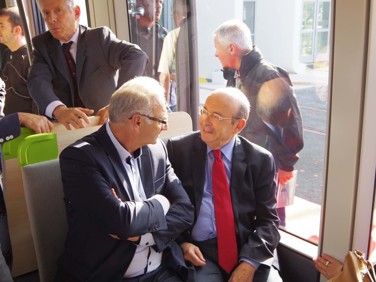 Philippe Lebreton, maire de Joué-lès-Tours, et Jean Germain (†), son homologue tourangeau, lors du dévoilement de la première rame le 28 septembre 2012