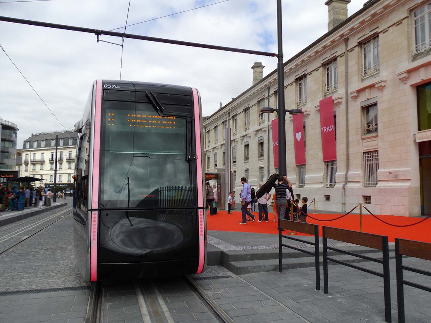 L'Alstom Citadis 402 n°57 à la gare de Tours le 31 août 2013